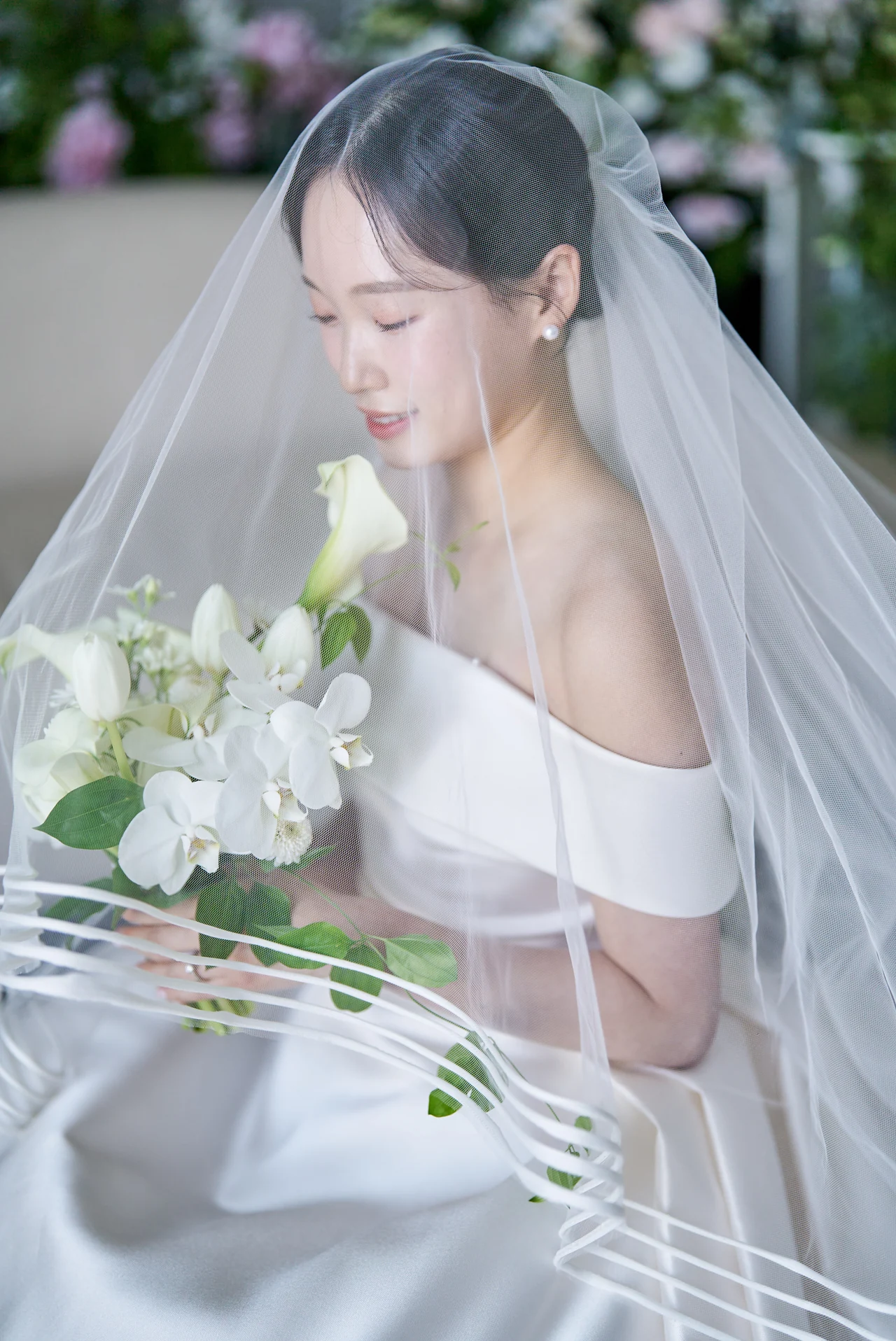 베일 너머 신부의 표정