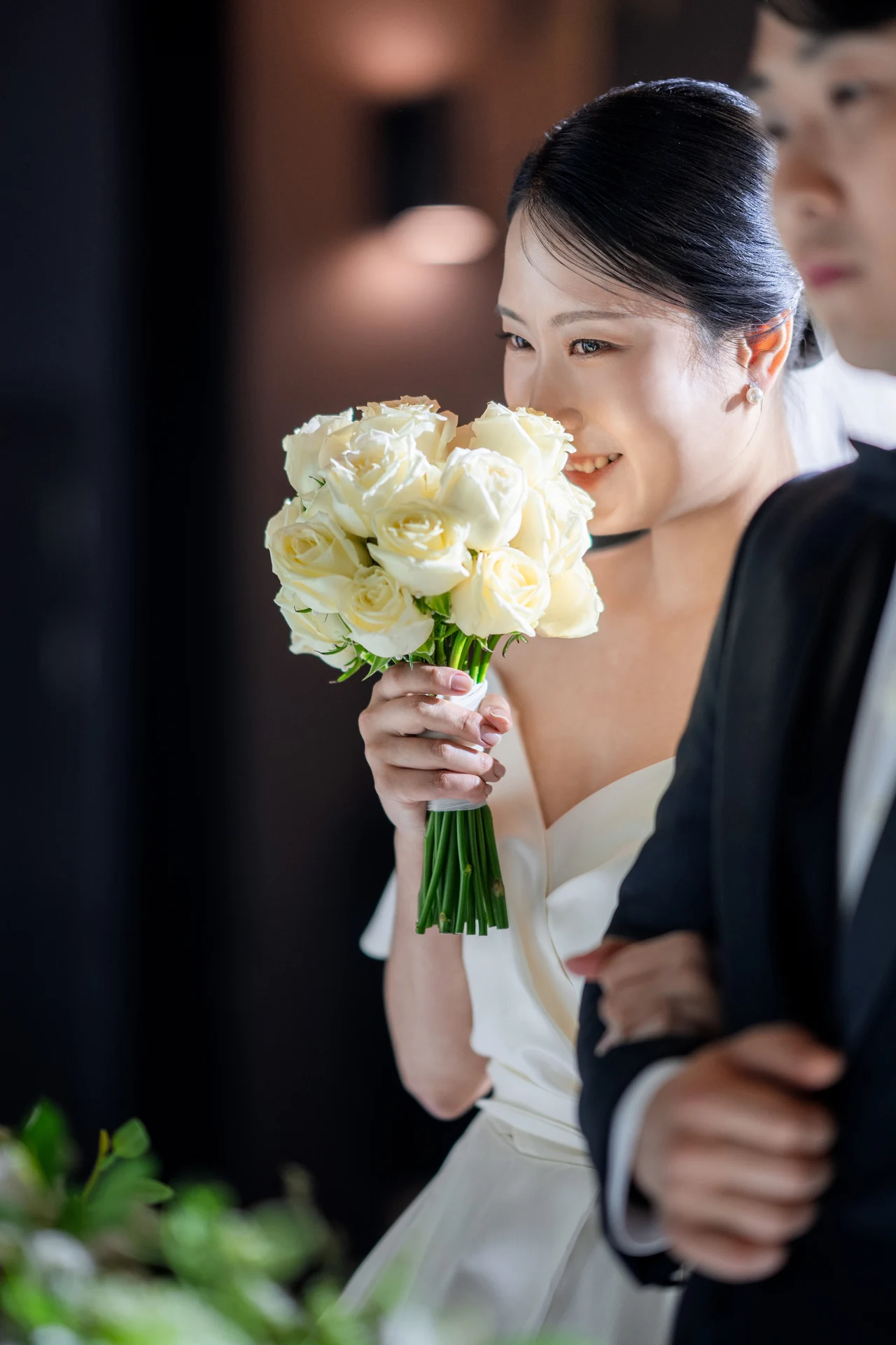 부케 뒤로 미소 짓는 신부의 자연스러운 순간
